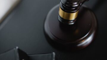 Oszukiwała na pracownika banku – skazana na rok i dwa miesiące więzienia