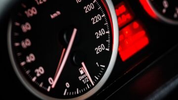 21-latek z Torunia stracił prawo jazdy za ekstremalną jazdę