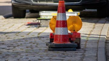 Trudności w ruchu drogowym na ulicy Antczak w Toruniu spowodowane wypadkiem