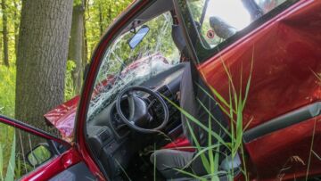 Wypadek na trasie S10 koło Torunia: samochód w rowie, trzy osoby w szpitalu