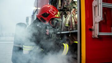 Katastrofalny wypadek z udziałem lawety w Toruniu: zakład szewski zrujnowany, 14 mieszkańców ewakuowanych