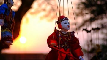 Przyjęcie Międzynarodowego Festiwalu Teatrów Lalek „Spotkania” rozpoczęło się w Toruniu z efektowną parada