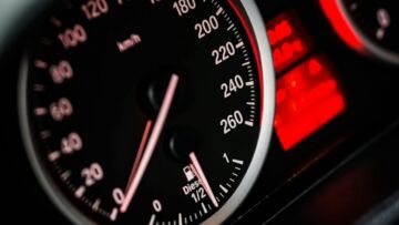 Tragedia na drodze w Toruniu: poważny wypadek samochodowy na ulicy Żwirki i Wigury