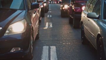Intensywna operacja drogowej patroli w Toruniu: prawie 800 kierowców poddanych kontroli