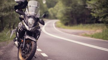 Tragiczny incydent na drodze w pobliżu Torunia: motocyklista wjechał w ogrodzenie