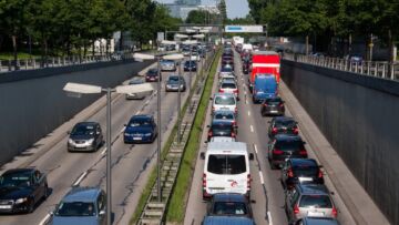Tragiczny wypadek samochodowy na ul. Łódzkiej, samochód dachuje. Oczekiwane utrudnienia w ruchu