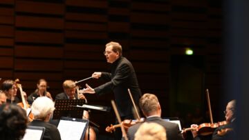 Toruńska Orkiestra Symfoniczna celebrowała Dzień Matki wyjątkowym koncertem pod dyrekcją Krzesimira Dębskiego