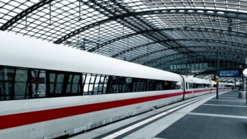 Pięć nowych elektrycznych składów kolejowych z Pesy Bydgoszcz na torach województwa Kujawsko-Pomorskiego