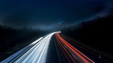 Kolejne komplikacje na autostradzie po niedzielnym wielopojazdowym zderzeniu