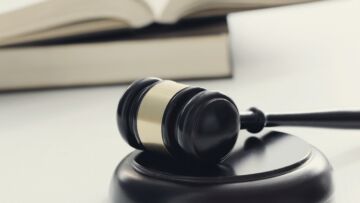 Historia zatrzymania nastolatki za dewastację murów Zamku Dybowskiego w Toruniu