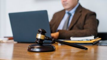 Trudna sytuacja w Toruniu: poślizg na drodze kończy się zniszczeniem siłowni