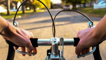 Ciężkie obrażenia rowerzysty po zderzeniu z samochodem na skrzyżowaniu w Toruniu