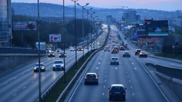 Wynik niewłaściwego manewru – kolizja ciężarówki i osobówki na toruńskiej ulicy Poznańskiej