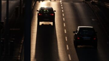 41-latek w luksusowym samochodzie utracił kontrolę na śliskiej jezdni i uderzył w latarnię