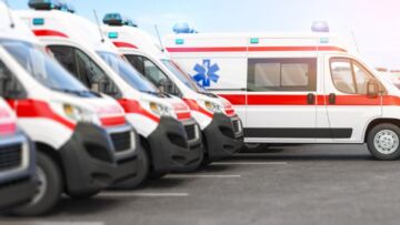 Dramatyczny wypadek na trasie Zelgno – Zalesie: dwa razy rozbito szkło karetki