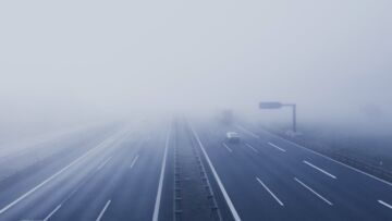 Zagrożenie na drogach Torunia spowodowane gęstymi mgłami – apel do kierowców