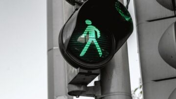 Uderzenie pieszego na przejściu dla pieszych – poważny wypadek ruchu drogowego w Toruniu