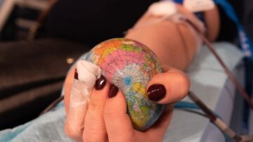 Zachęta do oddawania krwi: ambulans Regionalnego Centrum Krwiodawstwa pierwszy raz w tym roku na placu Teatralnym