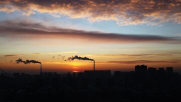 Nieco zimne, ale słoneczne dni przede nami. Czujka smogowa na noc