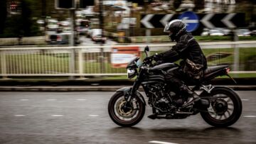 Zagrożenia na drogach dla motocyklistów podczas słonecznych weekendów