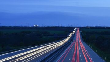 Mobilna interwencja służb porządkowych na autostradzie A1 udaremniła konfrontację między pseudokibicami