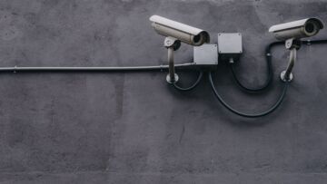 Apel Policji o pomoc w identyfikacji sprawcy aktu wandalizmu na toruńskich Alejach Solidarności