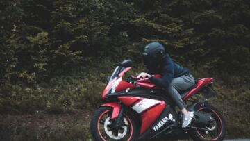 Słońce i cieplejsza pogoda: Powrót motocyklistów na drogi i apel policji o wzajemny szacunek