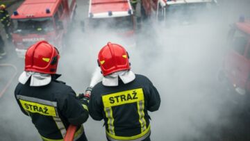 Pożar w sercu Torunia: Służby walczą z ogniem na budowie straży pożarnej