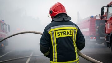 Pożar w Toruniu: Budynek straży pożarnej w ogniu, wojsko na miejscu interwencji