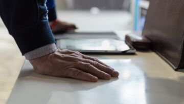 Toruń uczcił 45-lecie „Solidarności” złożeniem kwiatów pod tablicą pamięci