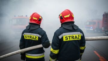 Pożar w Toruniu: Wiata przy centrum handlowym w ogniu, na szczęście bez ofiar