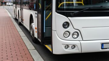 Jak korzystać z przystanków na żądanie, aby podróżować szybciej i wygodniej?