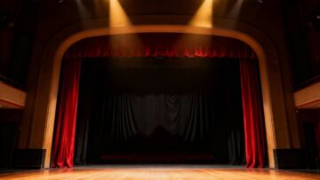 Dojrzałe Kobiety na Scenie: Komedia „Być Kobietą” w Chełmży!