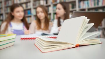 Młodzież w sieci: Jak unikać zagrożeń?