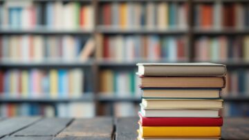 Gratulacje dla dyrektora biblioteki za książkę o bohaterach krwiodawstwa w Chełmży