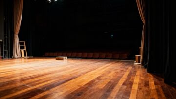 Teatr Antrakt w Chełmży: Emocjonalny taniec w „Nie opuszczaj mnie